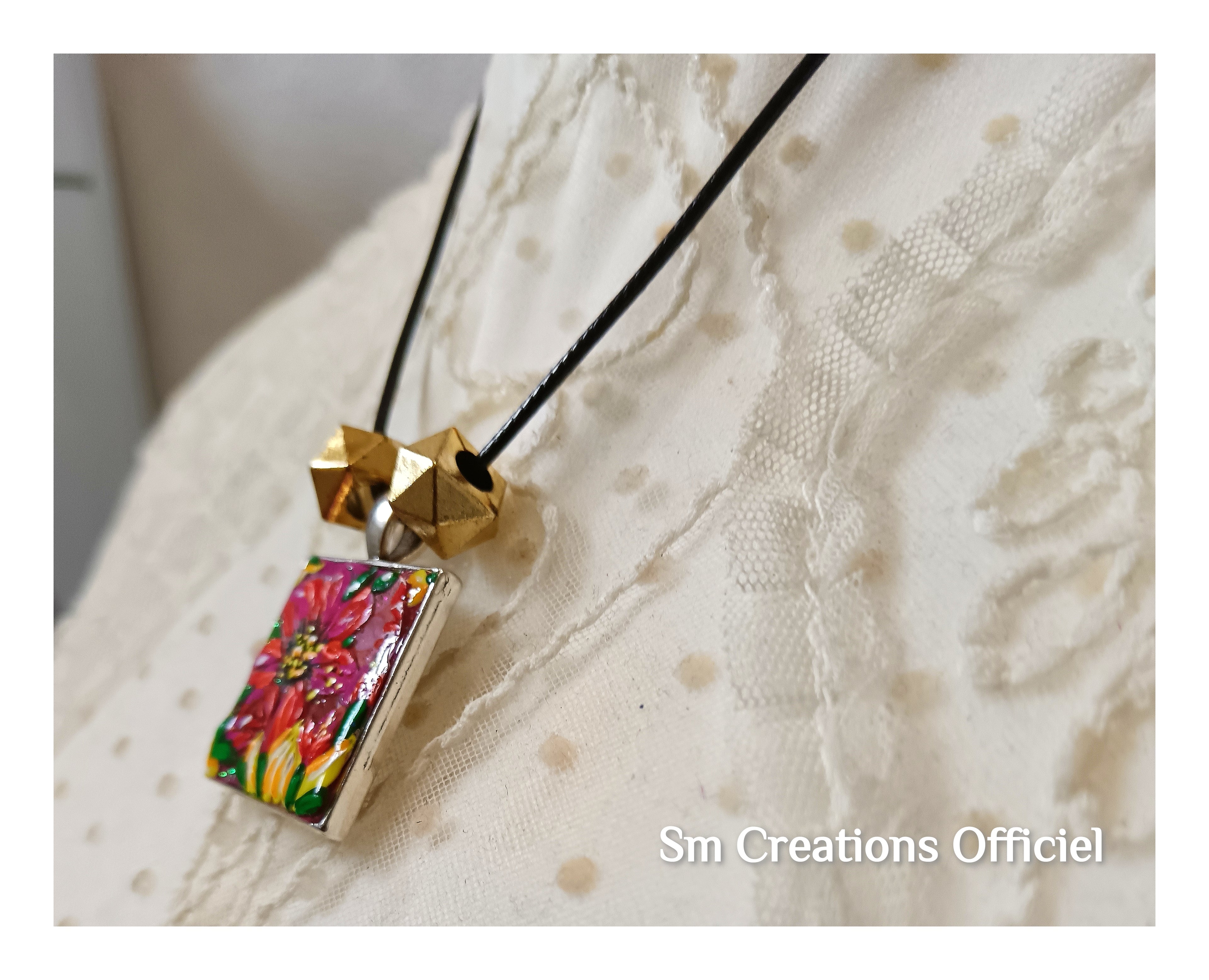 Collier en exemplaire unique Handmade with paint ''Médaillon Pâquerette '' Edition 2025