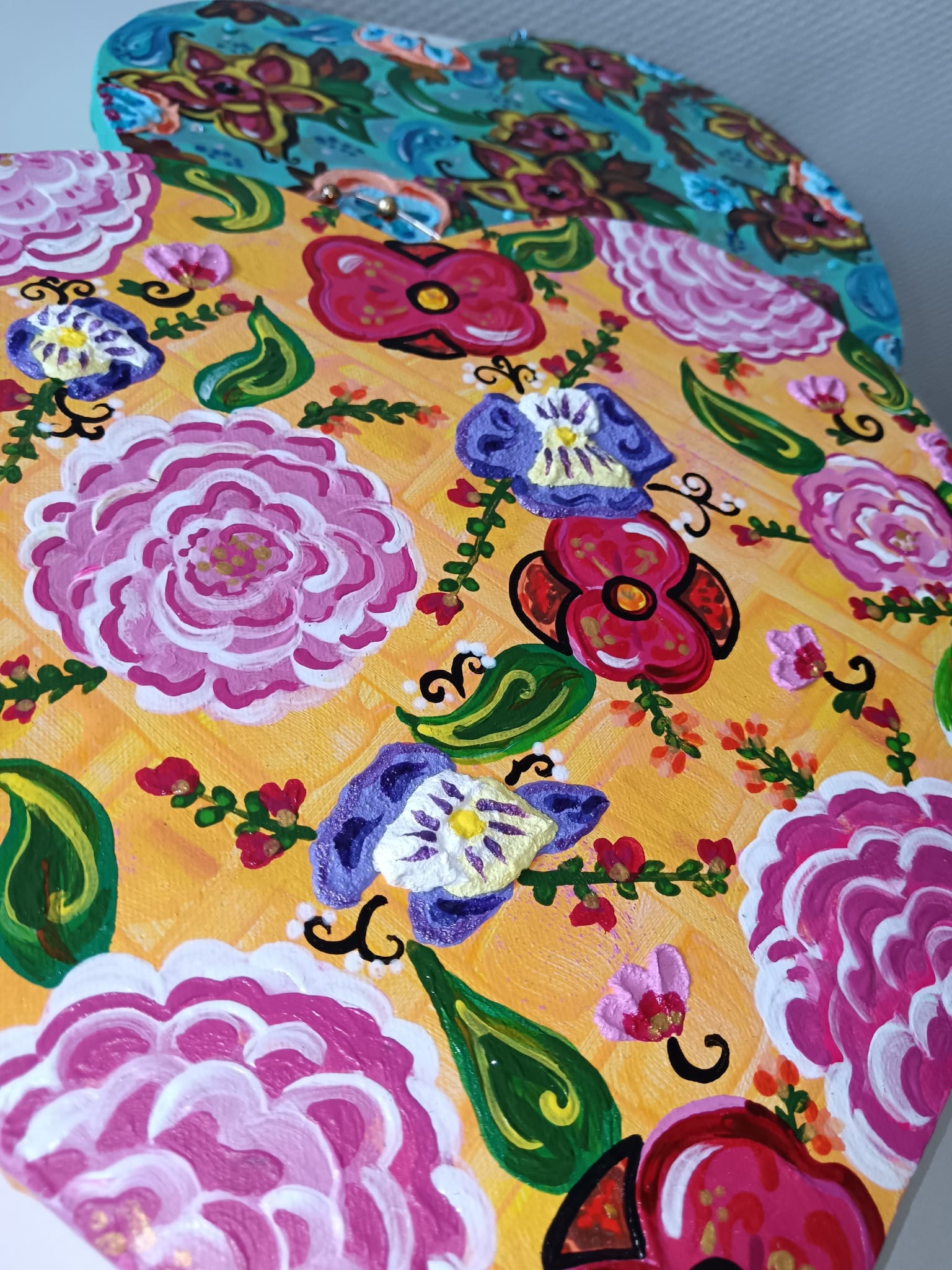 "Coeur fleur de miel" Peinture acrylique/ texturée 29X29 cm avec attache perlée artisanale- Exemplaire unique signé