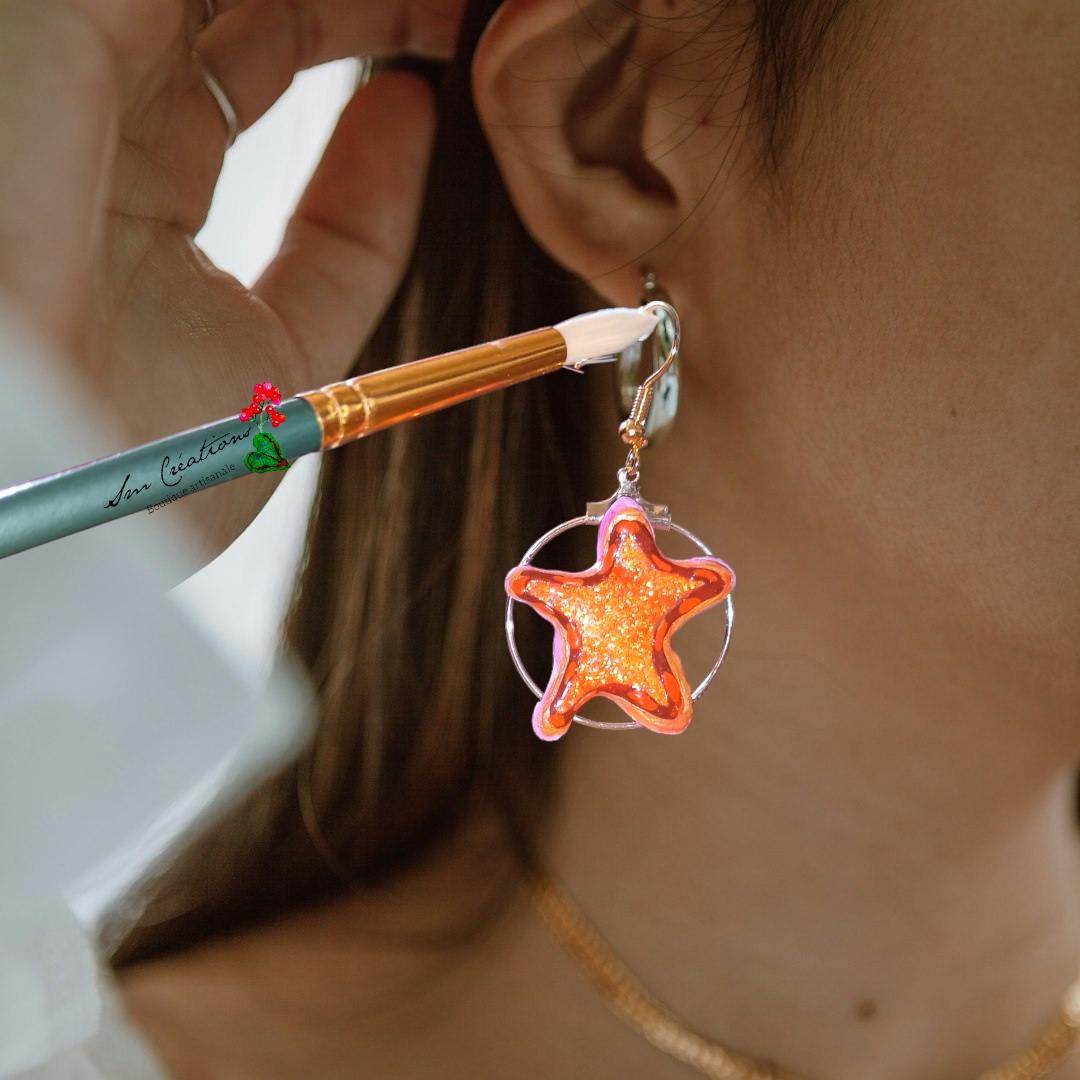 Boucle d'oreille en gomme d'arabique/ acrylic paint/ perles de rocaille ''Handmade with paint'' Capsule Splash - 2025