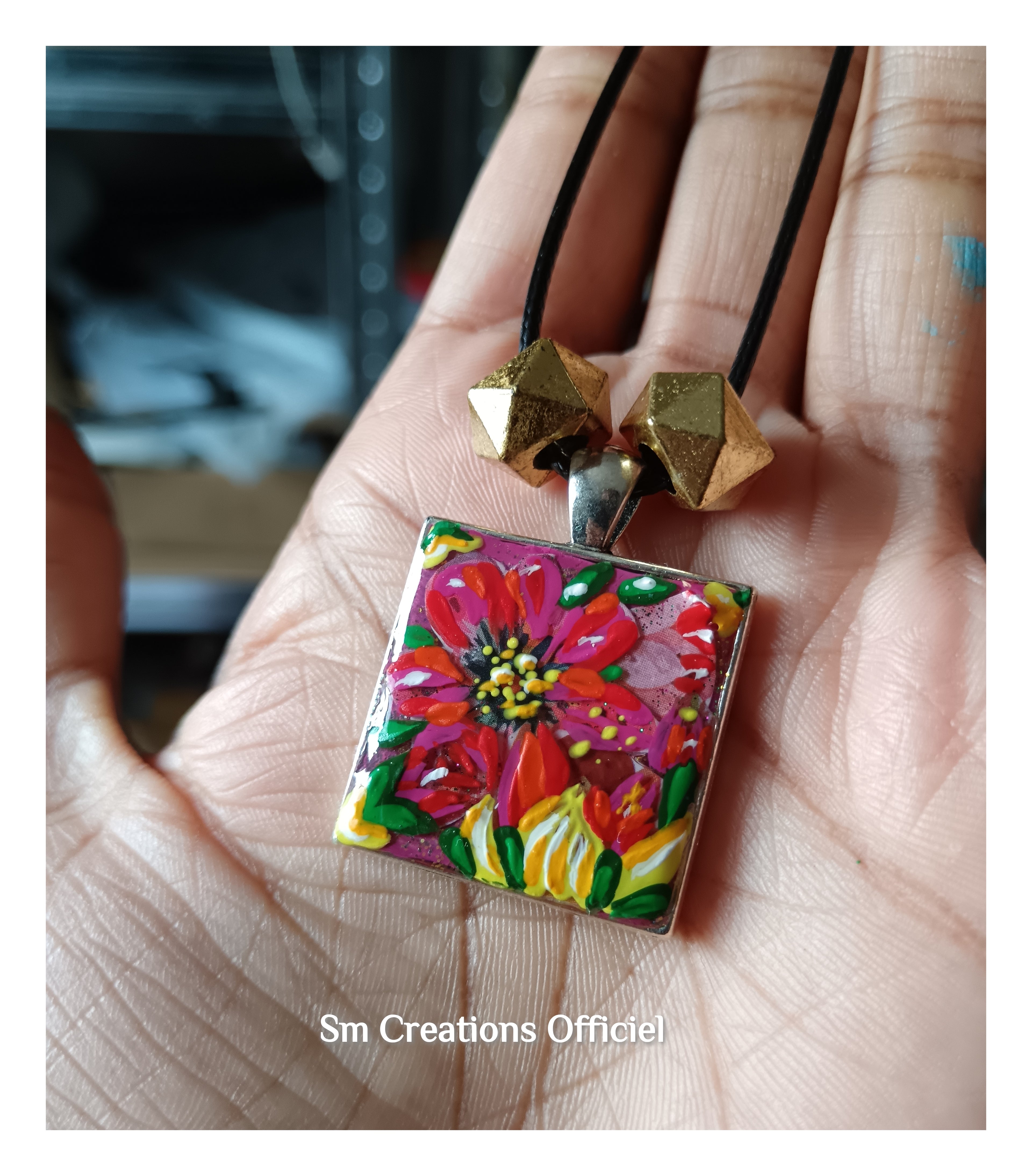 Collier en exemplaire unique Handmade with paint ''Médaillon Pâquerette '' Edition 2025