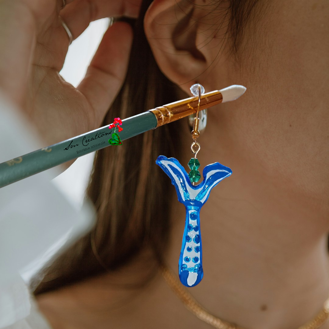 Boucle d'oreille en gomme d'arabique/ acrylic paint/ perles de rocaille ''Handmade with paint'' Capsule Splash - 2025