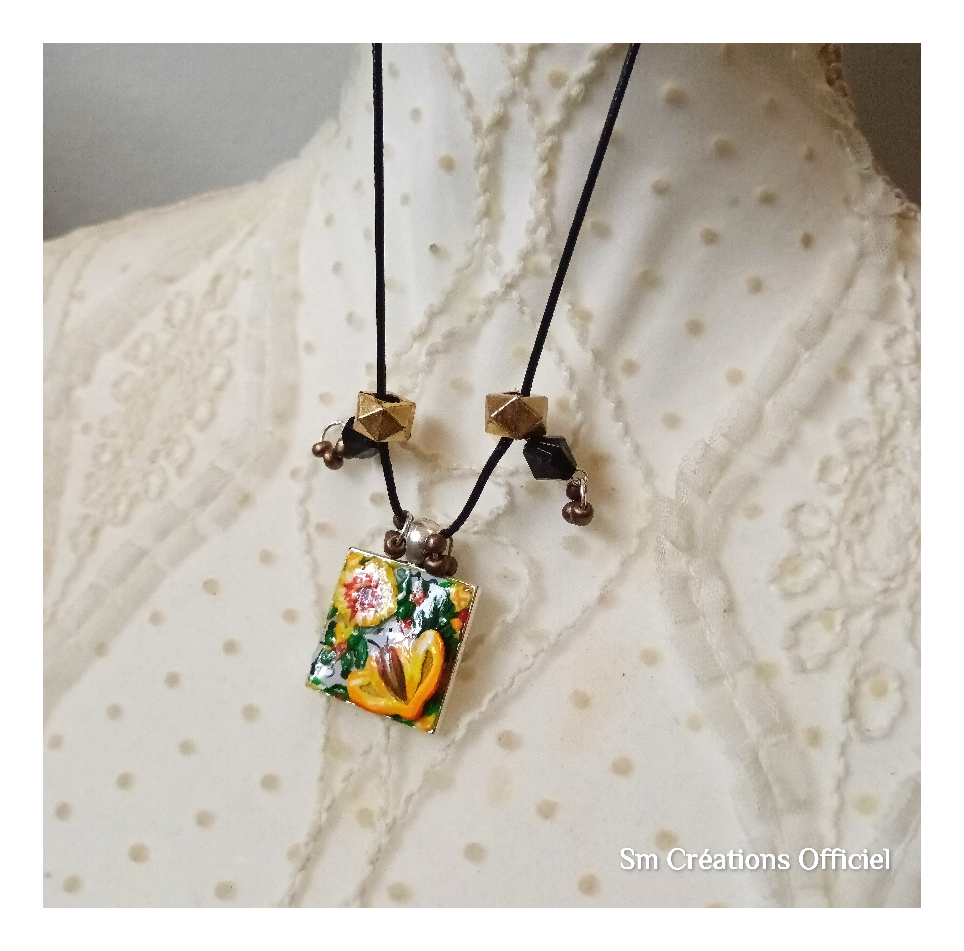 Collier fais main en ''Mini toile/ fleurs jaune'' Edition 2025
