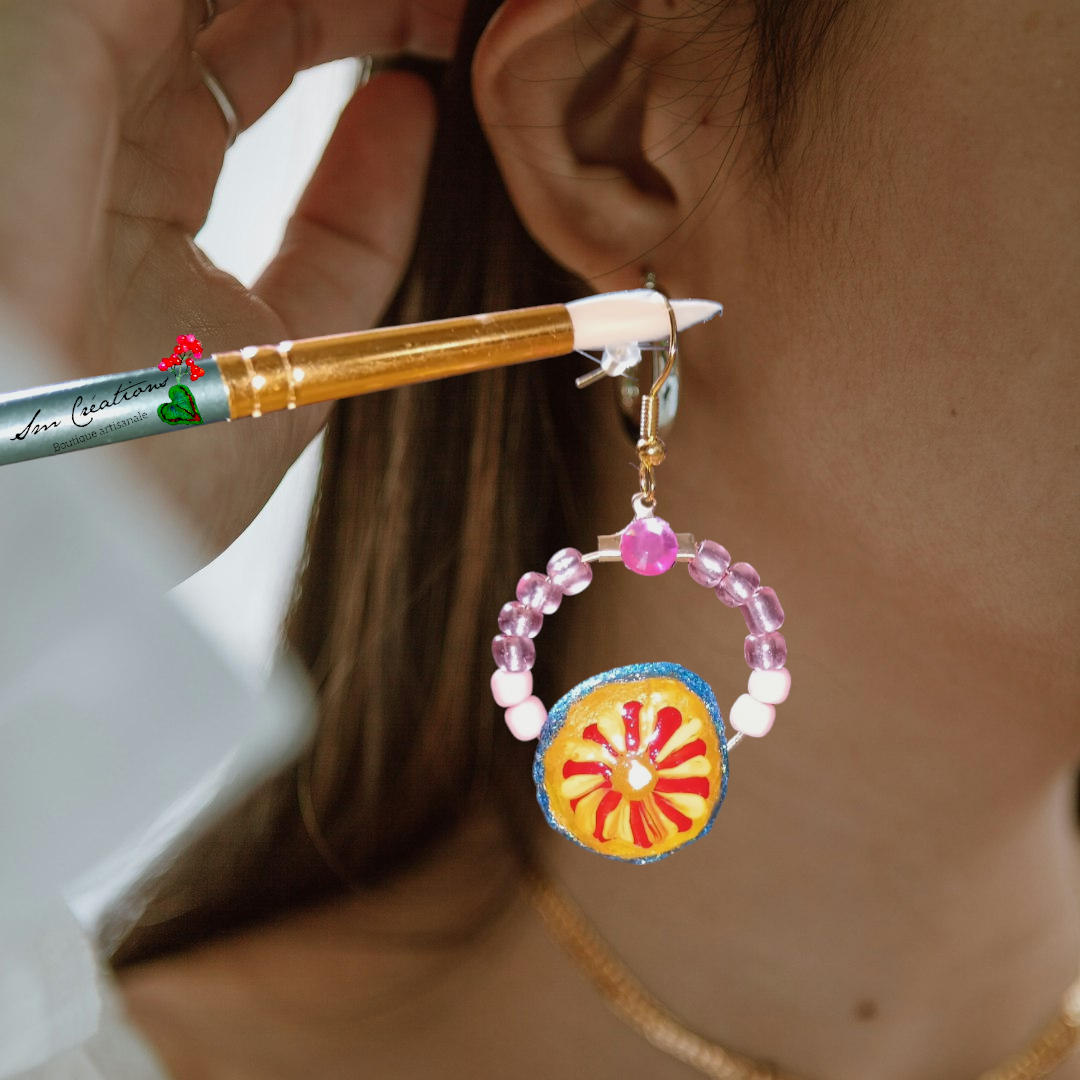 Boucle d'oreille en gomme d'arabique/ acrylic paint/ perles de rocaille ''Handmade with paint'' Capsule Splash - 2025