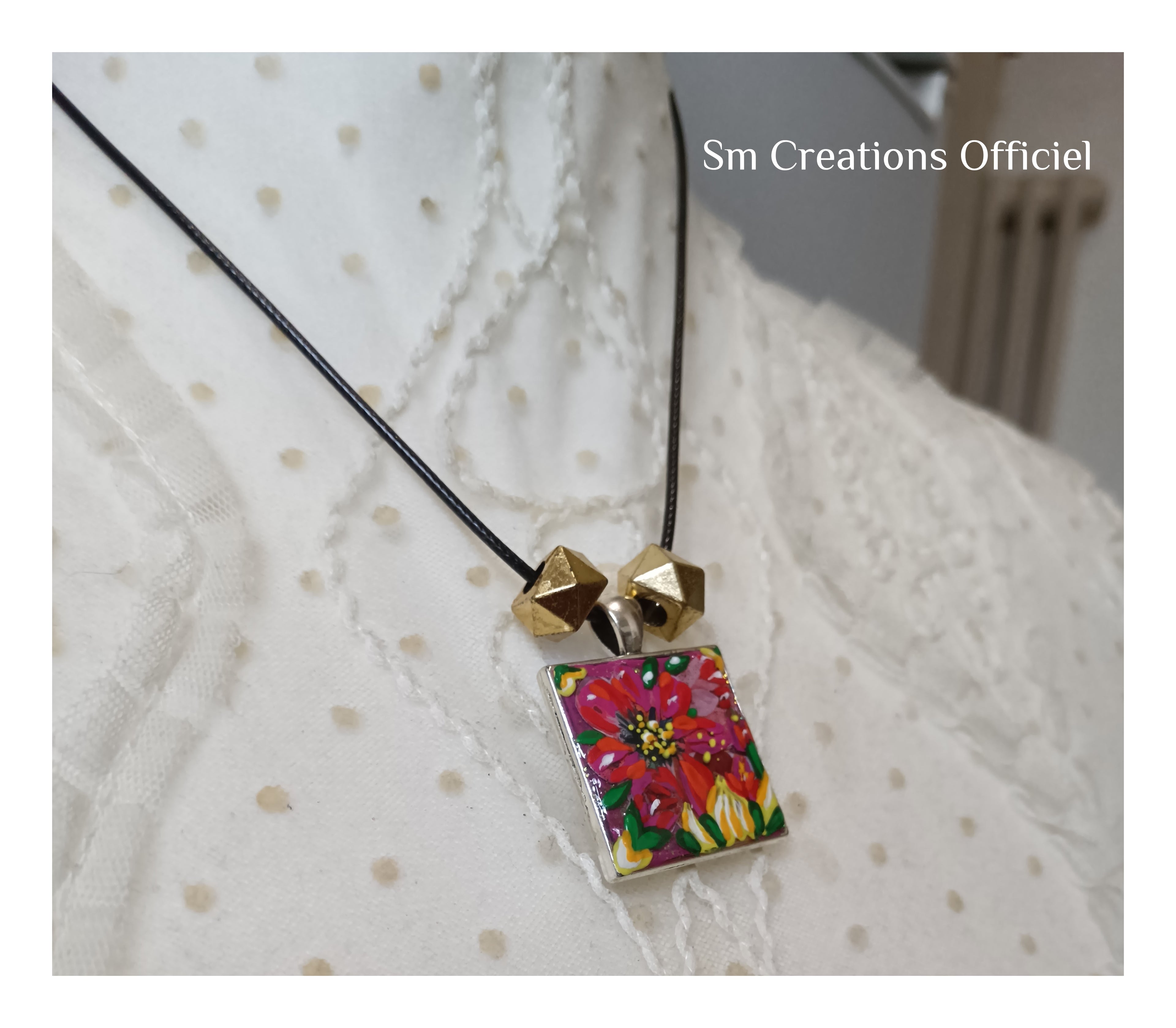 Collier en exemplaire unique Handmade with paint ''Médaillon Pâquerette '' Edition 2025