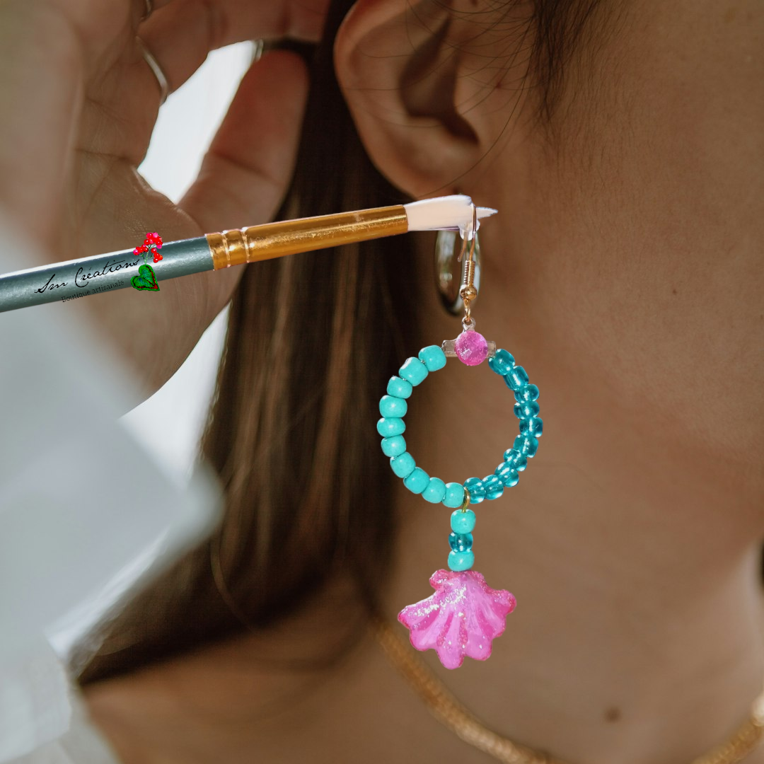 Boucle d'oreille en gomme d'arabique/ acrylic paint/ perles de rocaille ''Handmade with paint'' Capsule Splash - 2025