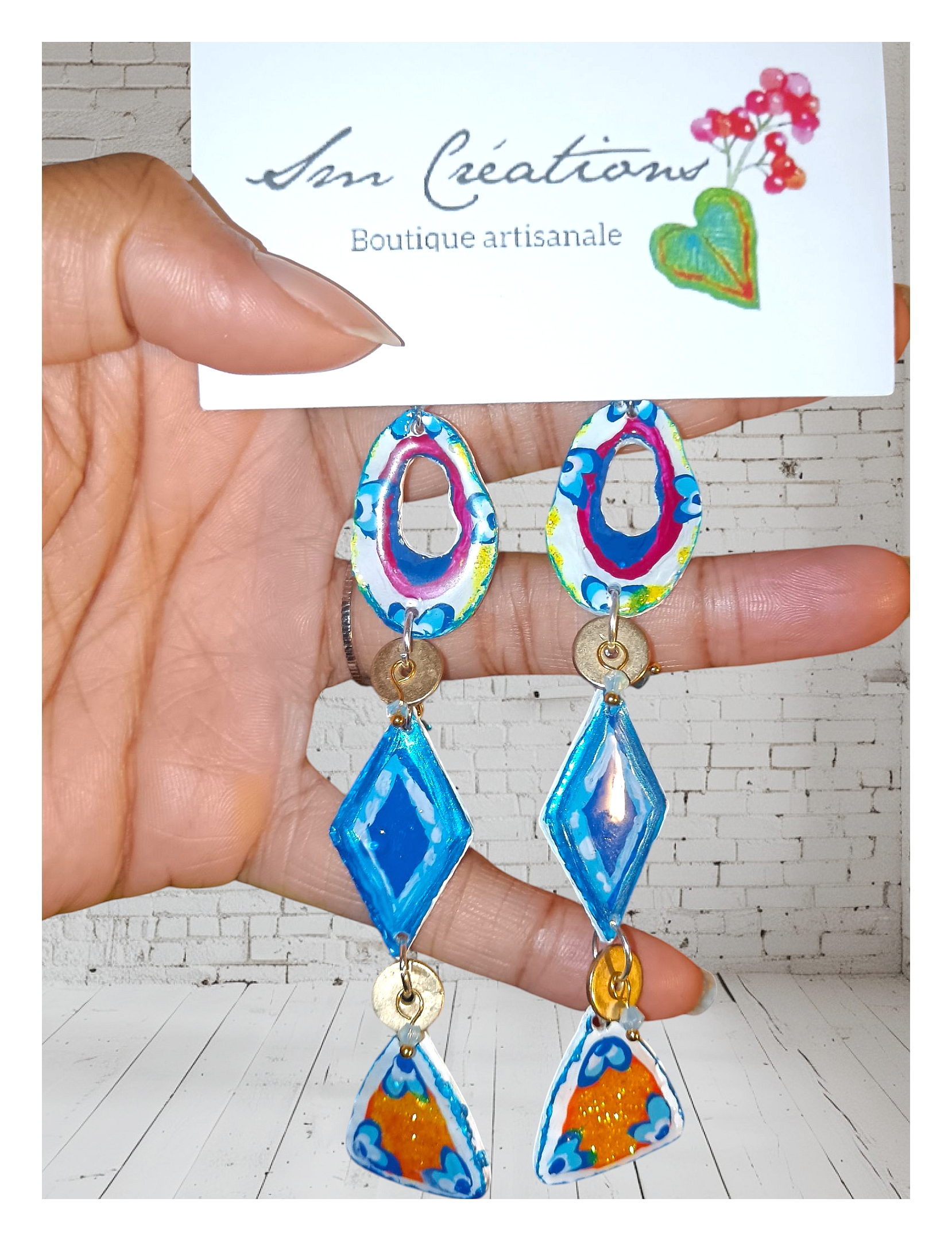 Boucle d'oreille artisanale ''Car l'âge '' Exemplaire unique Edition 2025