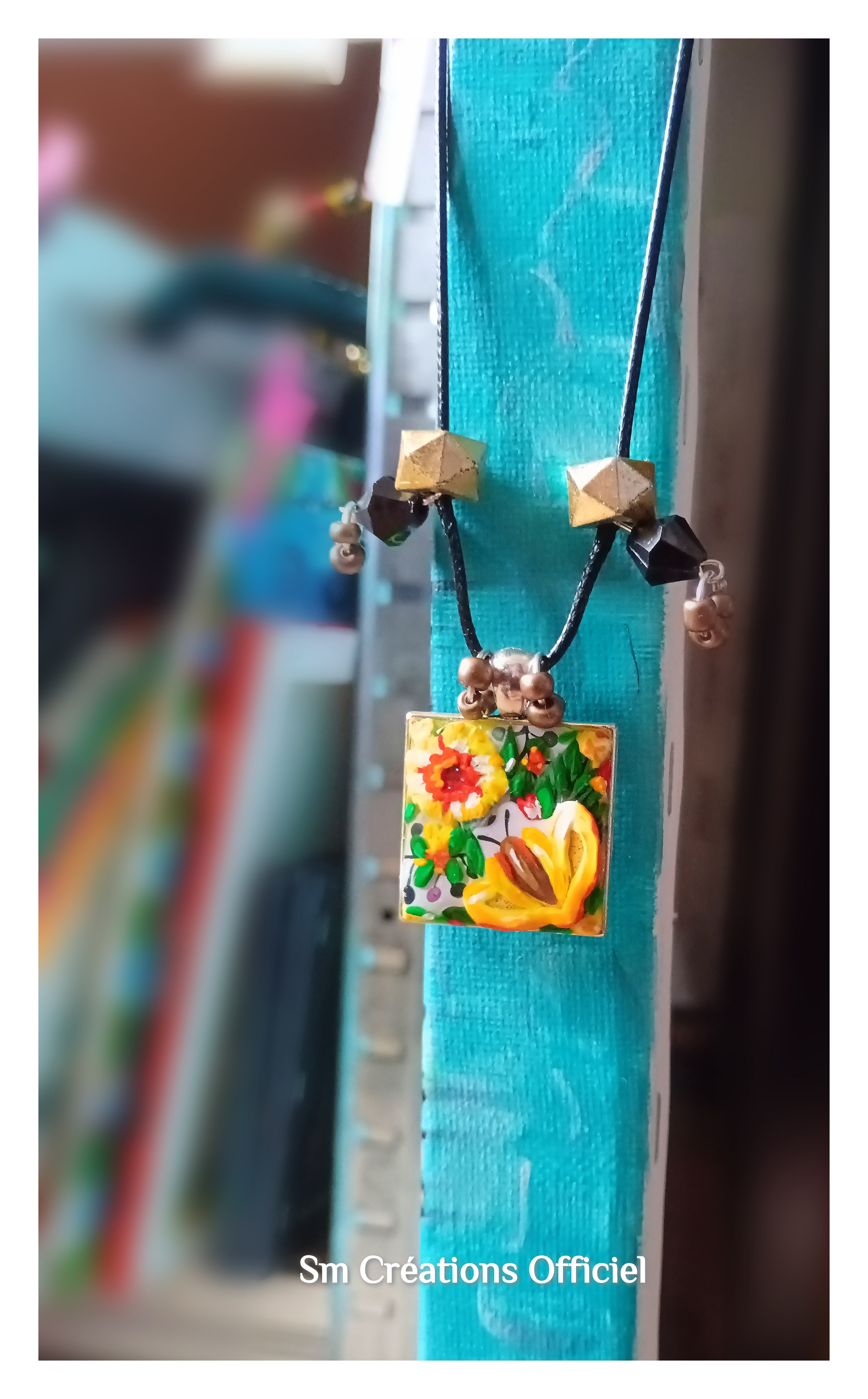 Collier fais main en ''Mini toile/ fleurs jaune'' Edition 2025