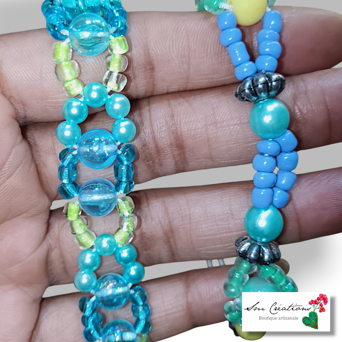 Bracelet artisanal bohème chic Coloris Bleu en perle de rocaille et irisé