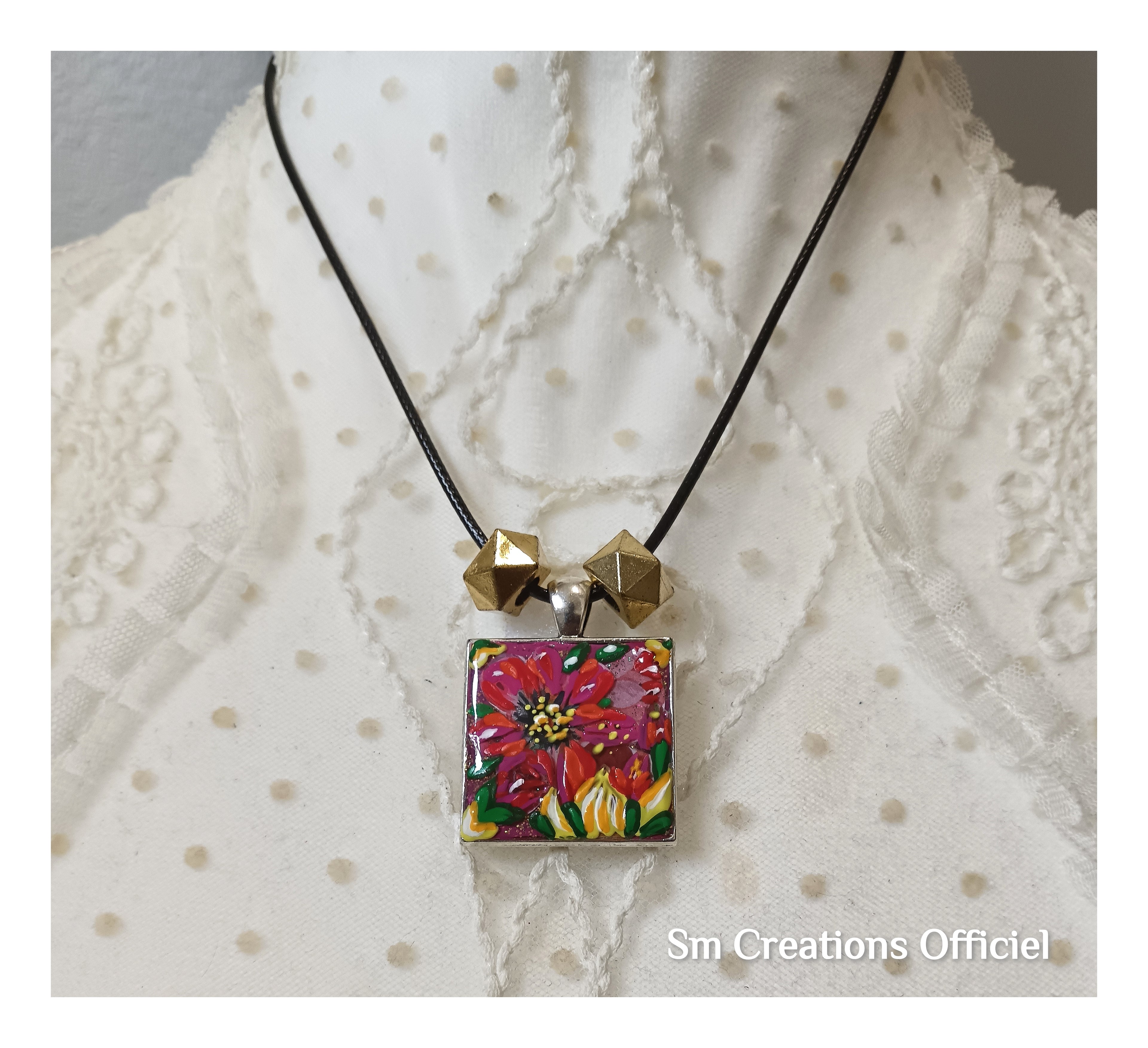 Collier en exemplaire unique Handmade with paint ''Médaillon Pâquerette '' Edition 2025