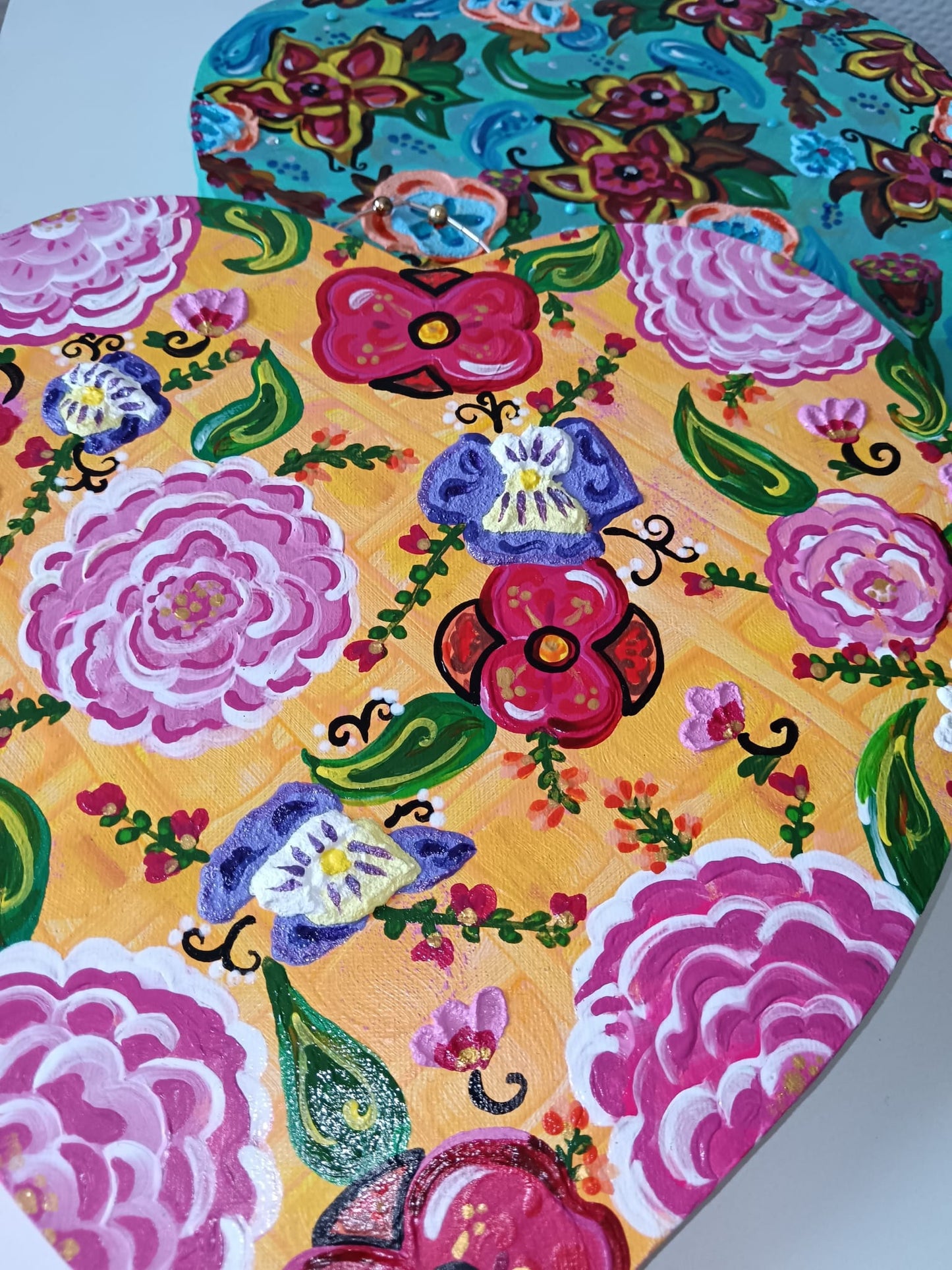 "Coeur fleur de miel" Peinture acrylique/ texturée 29X29 cm avec attache perlée artisanale- Exemplaire unique signé